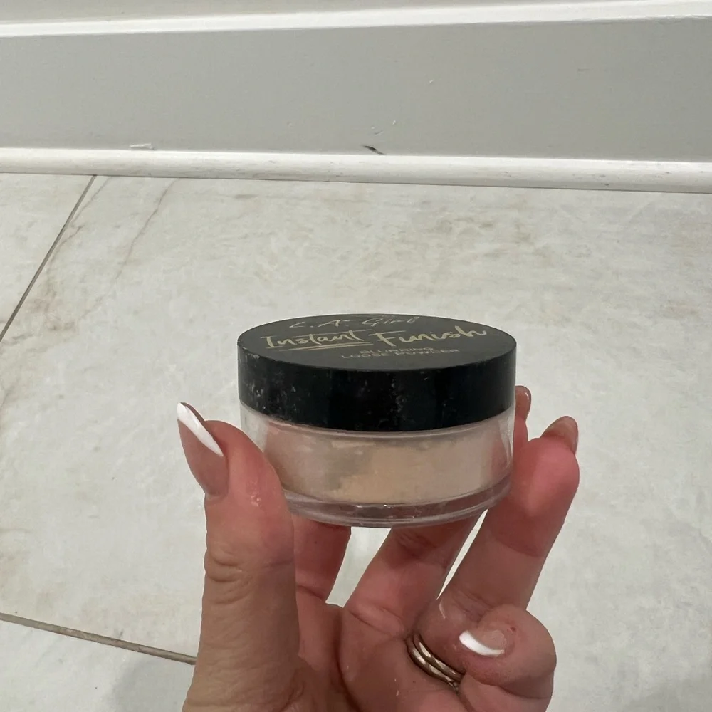 L.A. Girl Instant Finish Blurring Loose Powder GLP730 Light
